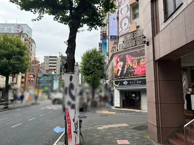 蘭〇（ランマル）への道順 13／16：右手の二つ目の路地も越えて直進を続けます。