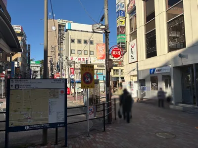37℃ （サンジュウナナドシー）への道順 2／5：駅を背にし、ロータリーを左手にして直進します。