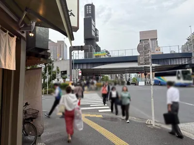 エスへの道順 5／8：二つ目の横断歩道を渡って直進を続けます。