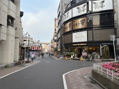 イーストブルーへの道順 9／10：右手路地を越えて直進を続けます。