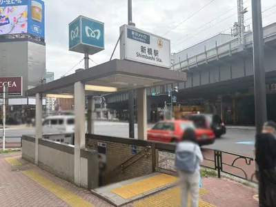 ボリバードへの道順 1／10：銀座線「新橋駅」5番出口を出ます。