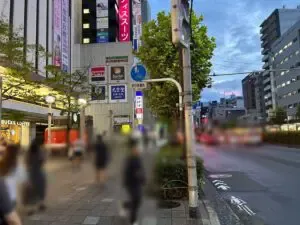 フェンディ （cafe&bar FENDY）への道順 4／9：渡ったら右折します。