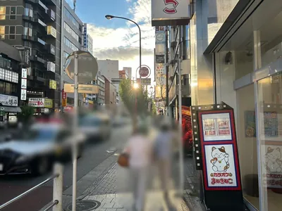 テミスへの道順 4／5：右手の一つ目の路地を右折します。