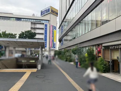 浦和　モダン （Club 杢檀）への道順 2／8：駅を背中にして右へ歩きます。