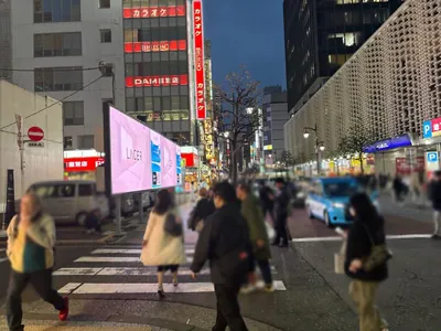 ヴァーゴへの道順 4／9：横断歩道を渡ったら右折し、一つ目の左手路地を越えて直進します。