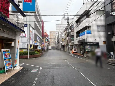 マンダリンクラブ昼への道順 7／10：左手一つ目の路地を越えて直進を続けます。