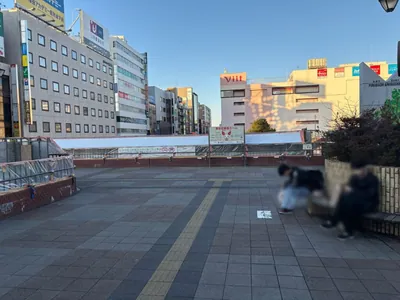 美熟女 （ビジュクジョ）への道順 2／8：駅を背にして正面に進みます。