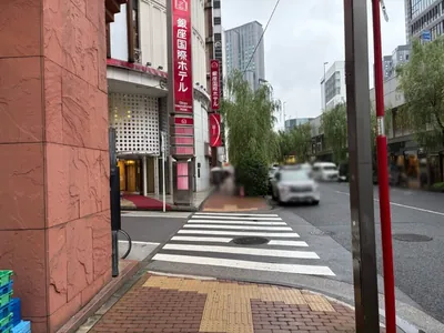 水滴 （シズク）への道順 8／10：三つ目の横断歩道を右折します。