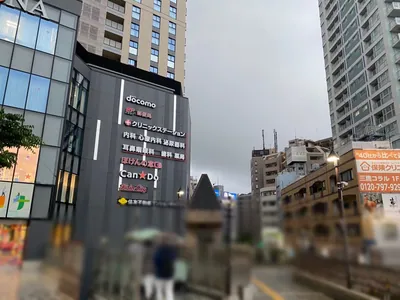 三鷹　シンへの道順 3／8：正面に下りのエスカレーターが出てくるので下ります。
