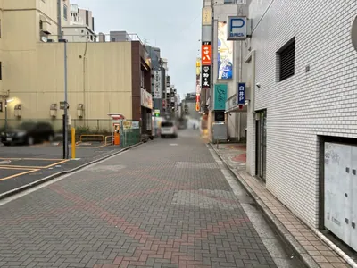 クラウンへの道順 9／10：直進します。