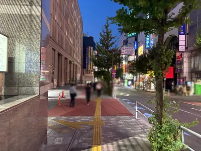エディションへの道順 9／11：左手の一つ目の路地を越えて直進します。