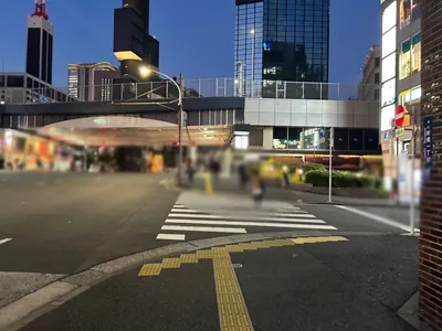 ヒルコレスナックへの道順 6／10：正面の横断歩道を渡って更に直進します。