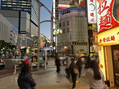 ヒャッカリョウラン （百花繚乱）への道順 3／9：一つ目の交差点を横断歩道を渡らずに右折します。