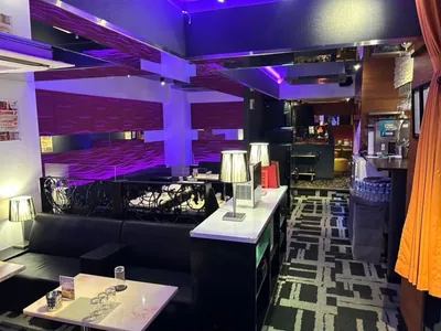 小鳥遊 （タカナシ）の店内