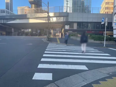まゆへの道順 3／8：一つ目の横断歩道を渡ります。