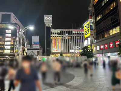 ヴィクトリアへの道順 2／8：ロータリーを左手に直進します。
