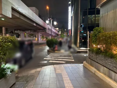 エイト （Ⅷ）への道順 5／15：横断歩道を渡って右手の一つ目の路地を越えて直進を続けます。