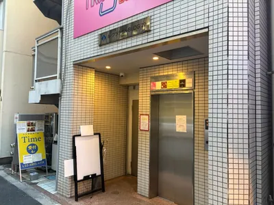 新橋ラウンジへの道順 12／12：少し進むと右手に新橋ラウンジの入る「ル・グラシエルBLDG22」があります。