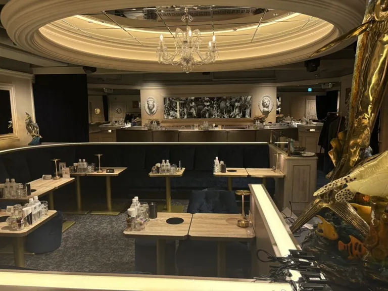ポセイドンの店内