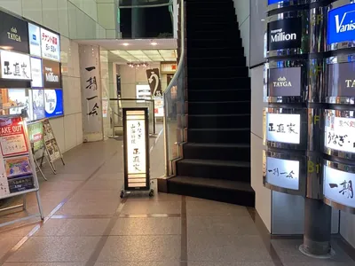 タイガへの道順 3／3：交番を越えると右手に六本木タイガの入るビルが出てきます。