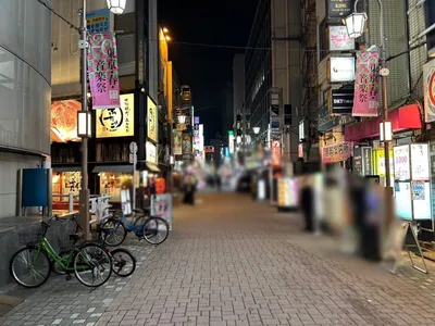グレアへの道順 5／8：左手の一つ目の路地を越えます。