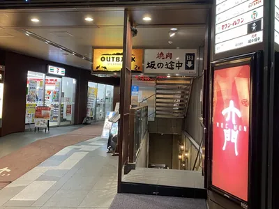 茜 (アカネ)への道順 4／4：いきなりステーキを越えてすぐ右手に茜の入るビルがあります。