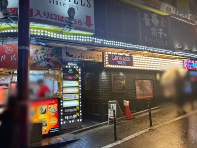 マカロンへの道順 8／8：右折後すぐ左手に渋谷マカロンの入る「キャッツビル」があります。