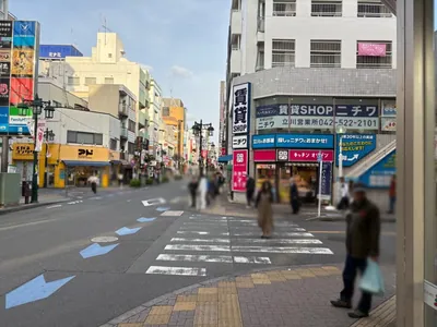 コロン （Girl’s bar & Lounge COLON）への道順 5／10：右手の一つ目の路地を越えて直進を続けます。