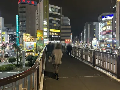 アムールへの道順 3／8：階段を上ったら左へ進みます。