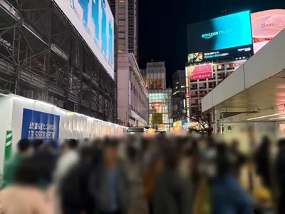ティアラへの道順 2／7：ハチ公口を背中にして直進します。