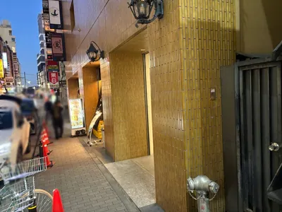 ヒャッカリョウラン （百花繚乱）への道順 9／9：少し進むと右手に上野ヒャッカリョウランの入る「小島ビル」があります。