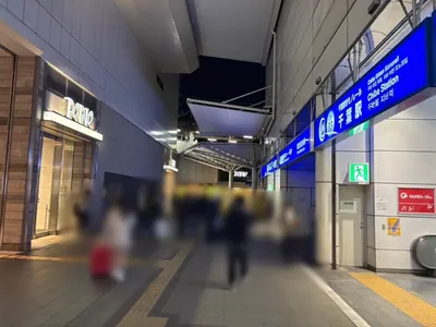 バスキアへの道順 2／10：駅を背にして左手に進みます。