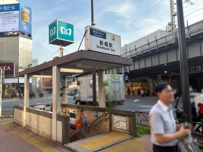 ミューシャへの道順 1／8：銀座線「新橋駅」5番出口を出ます。
