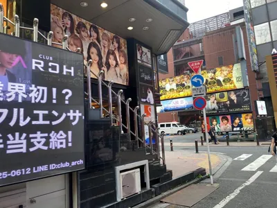 フォーティーファイブへの道順 8／8：直進を続けて突き当たりの左手のビルが歌舞伎町フォーティーファイブの入るビルです。