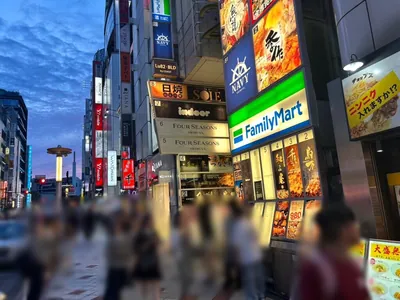 フォーシーズンへの道順 6／6：少し進むと右手に渋谷フォーシーズンの入る「Lu82ビル」があります。