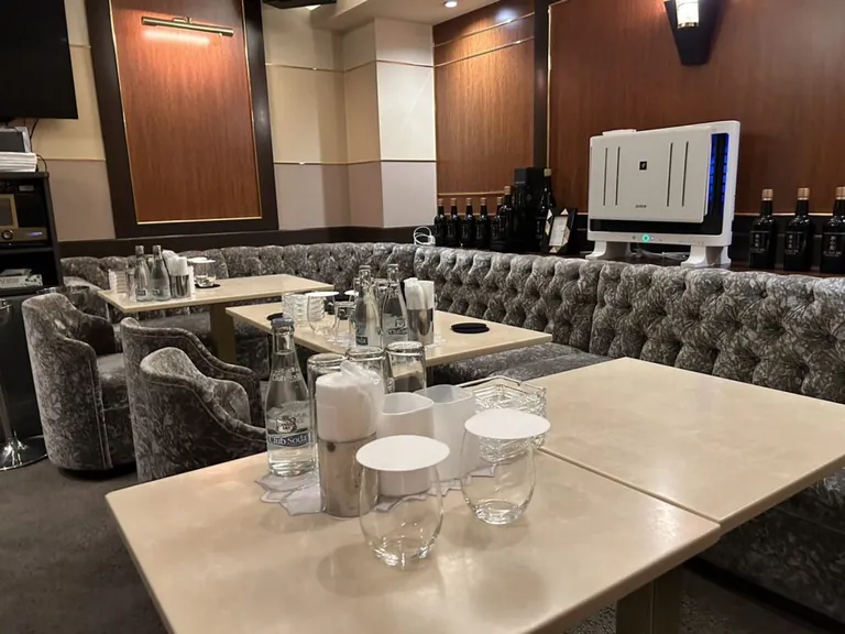 アジュール （紺碧）の店内