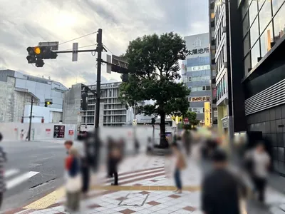 シーサイドへの道順 9／9：そのまま道なりに歩くと右手に渋谷シーサイドの入る「塚田ビル」があります。