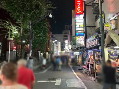 アズへの道順 7／8：左手路地を超えて直進します。