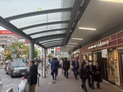 レインへの道順 2／11：駅を背にして右手に進みます。