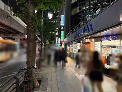 エイト （Ⅷ）への道順 2／15：出口を背中にして道路を左手にして直進します。