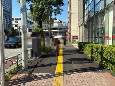 ウルへの道順 2／13：道路を左手にして直進します。
