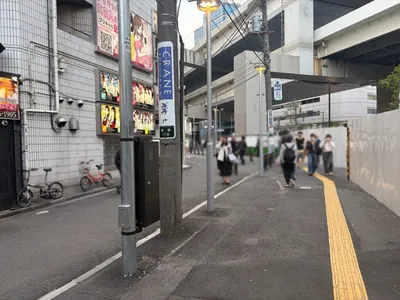 凛（リン）への道順 2／3：正面の路地を直進します。