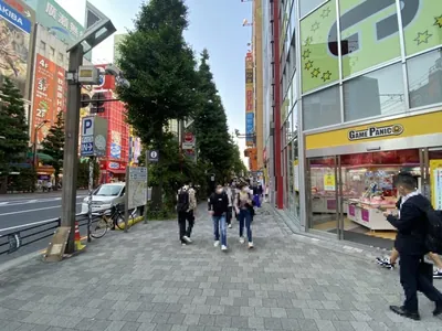 秋葉原　55フィフティーファイブへの道順 4／10：右折をしたら直進します。