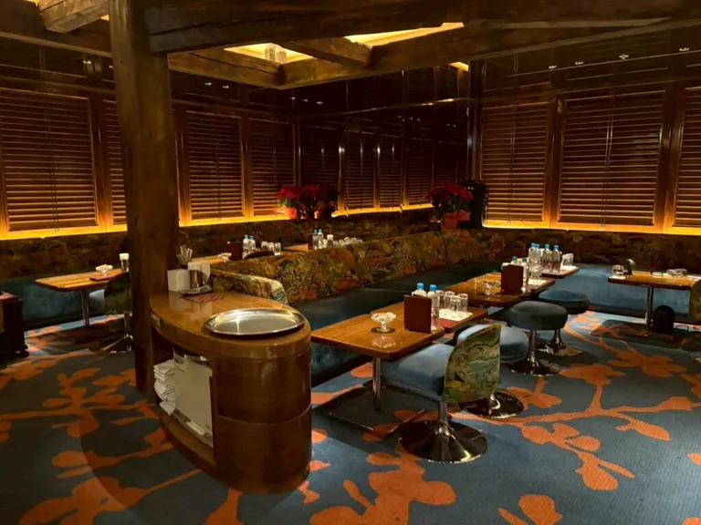 茜 （アカネ）の店内