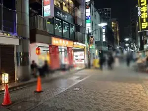 ラプソディへの道順 7／7：少し歩くと右手にドン・キホーテが出てくるのでドン・キホーテの向かいのビルに赤坂ラプソディが入ります。