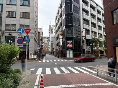 レオンへの道順 5／7：一つ目の十字路を越えて直進します。