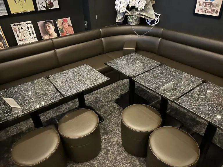 ラプソディの店内