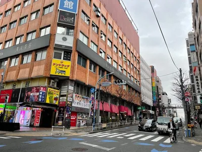 レヴューへの道順 8／9：直進すると「新宿区役所通り(風林会館)」の交差点に出るのでそのまま直進します。