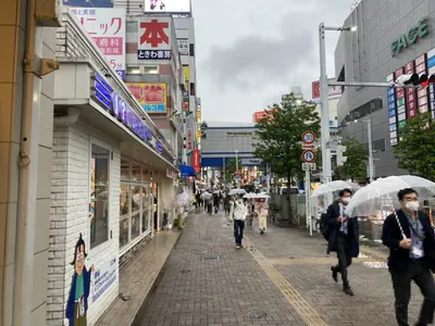 ヴェルージュへの道順 4／5：直進すると正面に「京成船橋駅」が見えるのでそのまま直進します。