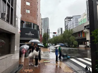 クラブ キューへの道順 7／10：二つ目の横断歩道も渡って直進を続けます。